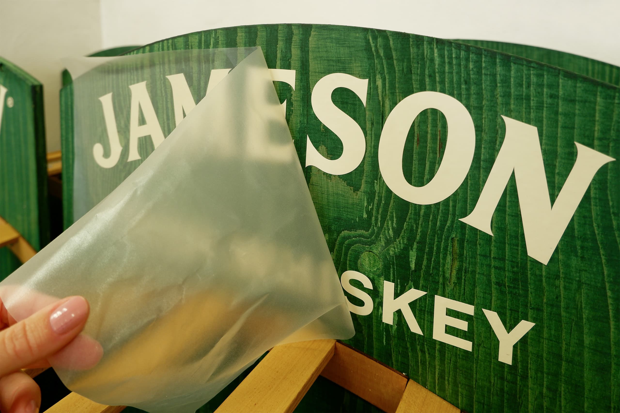 Přenášení loga Jameson na stojan
